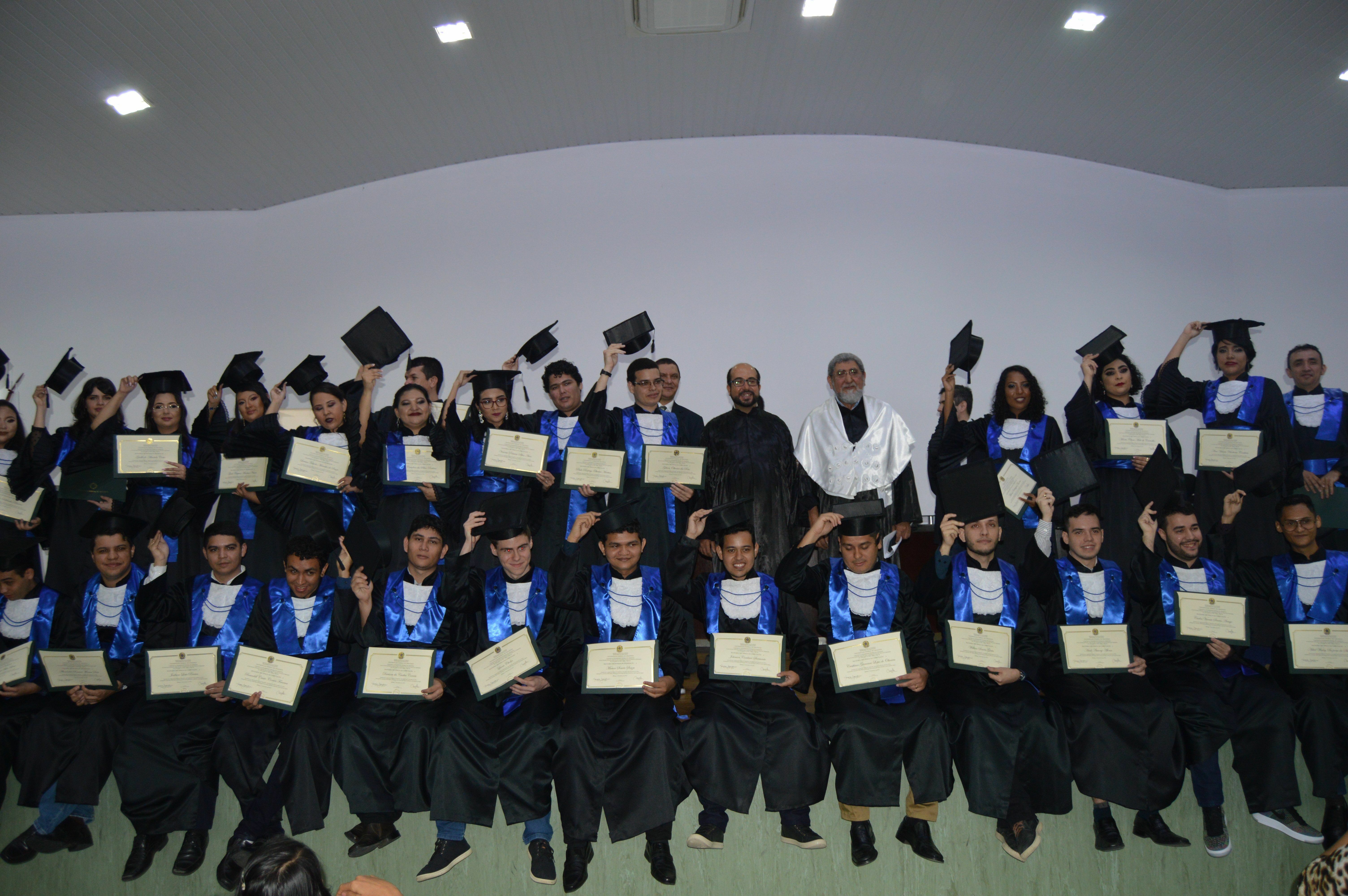 Gestores da Universidade em foto oficial com os novos profissionais